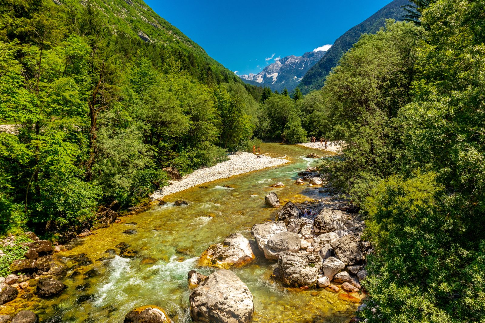 Zakaj je Bovec idealna destinacija za pravljično poroko v objemu gora
